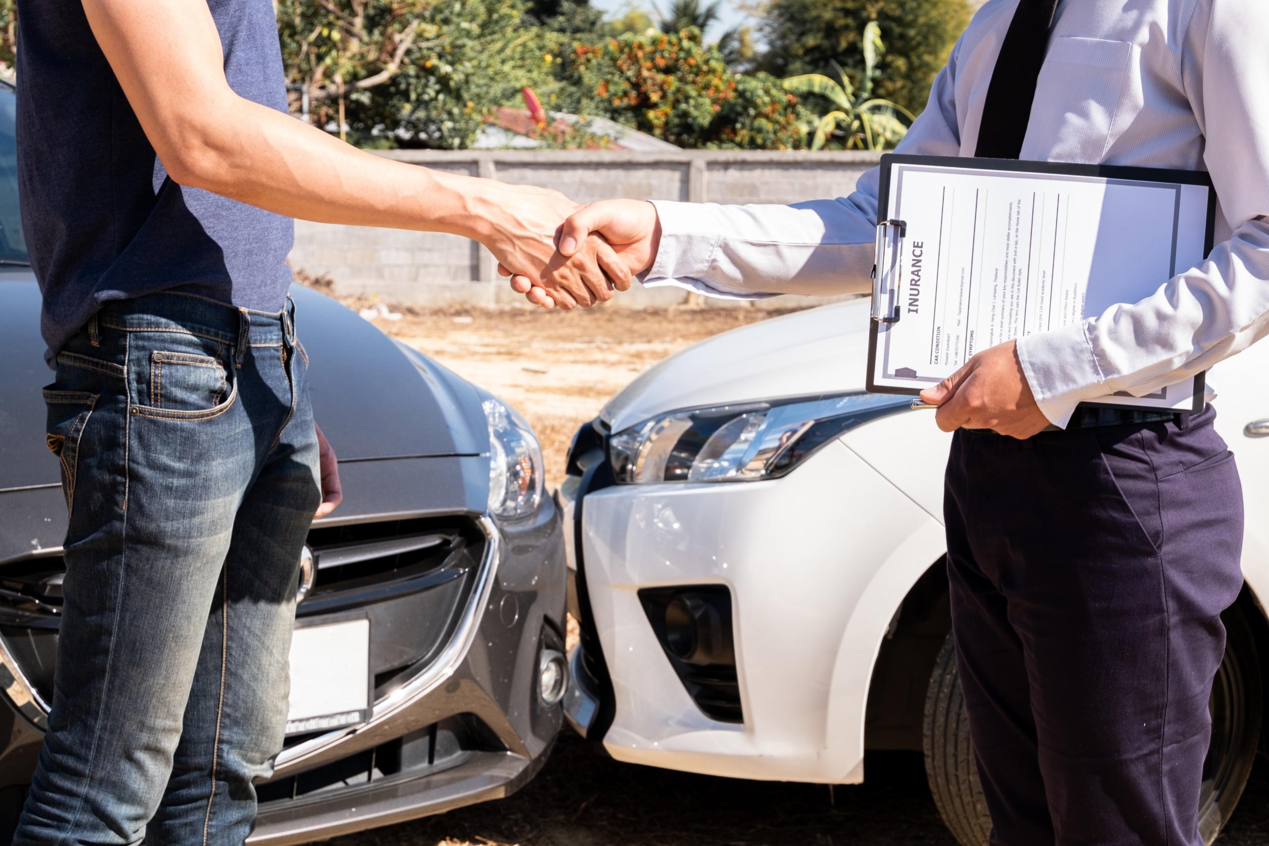The car insurance agent is checking the accident spot. Of the customer, along with the form and customer signature for car claims And process the claim